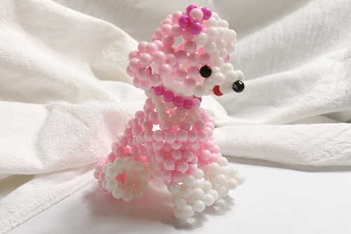 7月22日， 接手工活訂單的平臺(tái)，正規(guī)純手工活外發(fā)，手工之家有兩種合作方式，都很受歡迎，圖為勵(lì)志珠珠繡串珠手工產(chǎn)品剪影