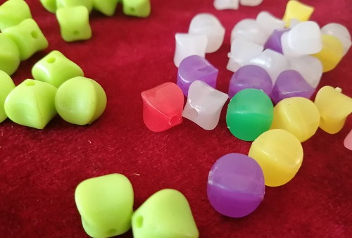 7月23日，農(nóng)村手工活加工項(xiàng)目，在家做手工，手工之家的軟實(shí)力遠(yuǎn)比硬件更難得、更靠譜，圖為勵(lì)志珠珠繡串珠手工繡珠剪影