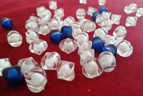 7月23日，農(nóng)村手工活加工項(xiàng)目，在家做手工，手工之家的軟實(shí)力遠(yuǎn)比硬件更難得、更靠譜，圖為勵(lì)志珠珠繡串珠手工繡珠剪影