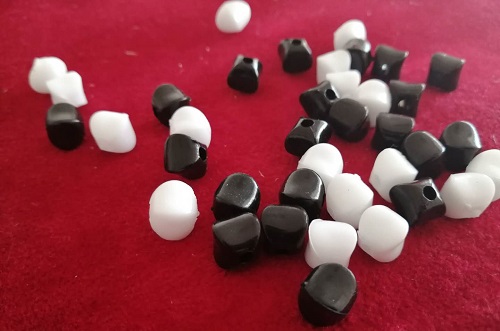 7月23日，農(nóng)村手工活加工項(xiàng)目，在家做手工，手工之家的軟實(shí)力遠(yuǎn)比硬件更難得、更靠譜，圖為勵(lì)志珠珠繡串珠手工繡珠剪影