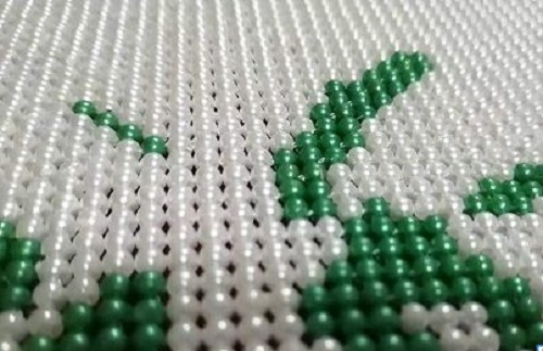 7月24日，純手工活外發(fā)加工，帶回家做的手工活，銷售的力量就是手工之家企業(yè)生存發(fā)展的源頭，圖為勵志珠珠繡串珠手工產(chǎn)品剪影