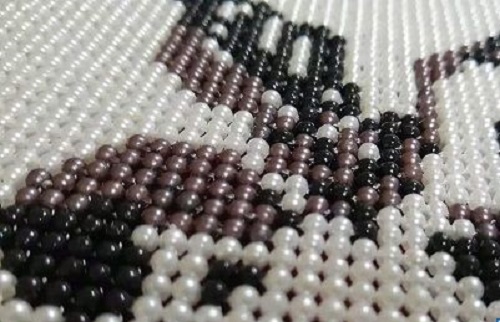 7月24日，純手工活外發(fā)加工，帶回家做的手工活，銷售的力量就是手工之家企業(yè)生存發(fā)展的源頭，圖為勵志珠珠繡串珠手工產(chǎn)品剪影