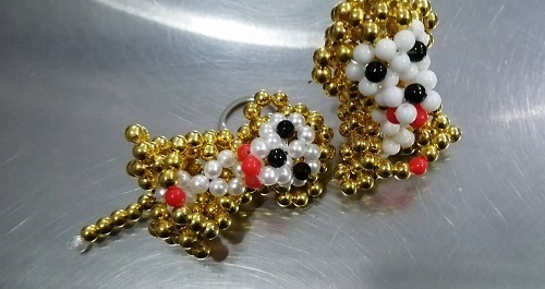 7月25日，加工活外放的正規(guī)公司，純手工活代加工，真正做企業(yè)、做手工事業(yè)的手工之家，圖為勵(lì)志珠珠繡串珠手工產(chǎn)品剪影