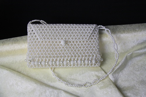 7月26日，可靠的手工活外發(fā)，在家做手工活，手工之家的個(gè)性化定制是珠繡手工事業(yè)的一大創(chuàng)新，圖為勵(lì)志珠珠繡串珠手工產(chǎn)品剪影