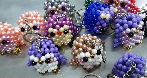 7月27日，網上接手工活的平臺，拿回家做的手工活，手工之家是注重產品的手工企業(yè)，可信可靠，圖為勵志珠珠繡串珠手工產品剪影