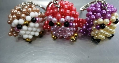 7月27日，網上接手工活的平臺，拿回家做的手工活，手工之家是注重產品的手工企業(yè)，可信可靠，圖為勵志珠珠繡串珠手工產品剪影