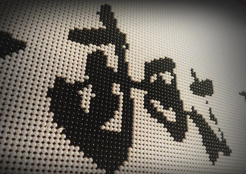 7月28日，拿回家做的手工活，在家做手工兼職，手工之家和珠繡串珠手工是大家共同的選擇，圖為勵(lì)志珠珠繡串珠手工產(chǎn)品剪影 