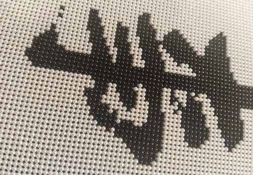 7月28日，拿回家做的手工活，在家做手工兼職，手工之家和珠繡串珠手工是大家共同的選擇，圖為勵(lì)志珠珠繡串珠手工產(chǎn)品剪影 