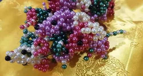 7月29日，正規(guī)純手工活外發(fā)，手工活外發(fā)加工，合作共贏成就手工之家與加工人員的良好關(guān)系，圖為勵志珠珠繡串珠手工產(chǎn)品剪影