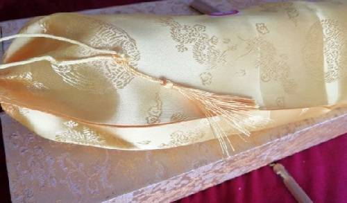 7月30日，帶回家做的手工活，可以在家做的手工活，又是月末，手工之家堅(jiān)持做好珠繡串珠手工事業(yè)，圖為勵(lì)志珠珠繡串珠手工產(chǎn)品剪影