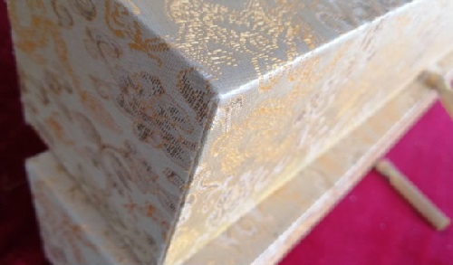 7月30日，帶回家做的手工活，可以在家做的手工活，又是月末，手工之家堅(jiān)持做好珠繡串珠手工事業(yè)，圖為勵(lì)志珠珠繡串珠手工產(chǎn)品剪影