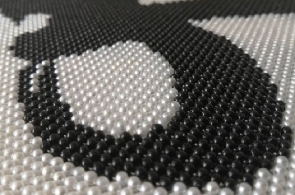 7月31日，可靠的手工活外發(fā)，在家做手工兼職，月末月初，手工之家對要做手工活掙錢的人這樣說，圖為勵志珠珠繡串珠手工產(chǎn)品剪影