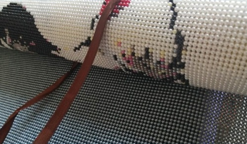 8月1日，在家做的手工活正規(guī)平臺，在家做手工活，做好加工一直是手工之家服務市場、發(fā)展手工努力的方向，圖為勵志珠珠繡串珠手工產品剪影