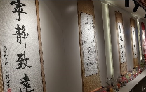 8月2日，拿回家做的手工活，手工串珠兼職，時間長、歷史久對于手工之家來說，是證明，也是一種實(shí)力，圖為勵志珠珠繡串珠手工產(chǎn)品剪影