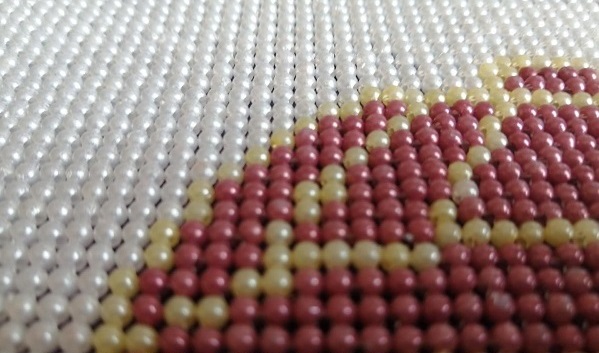 8月3日，純手工活代加工，農(nóng)村手工活加工項目，做手工之家的外發(fā)手工活是一件幸福的事，圖為勵志珠珠繡串珠手工產(chǎn)品剪影