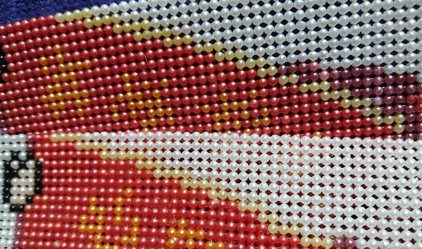 8月3日，純手工活代加工，農(nóng)村手工活加工項目，做手工之家的外發(fā)手工活是一件幸福的事，圖為勵志珠珠繡串珠手工產(chǎn)品剪影