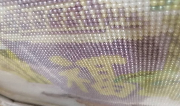 8月4日，手工活外發(fā)加工正規(guī)的廠家，可以在家做的手工活，實事求是，具體對待，手工之家的服務(wù)這樣做很好，圖為勵志珠珠繡串珠手工產(chǎn)品剪影