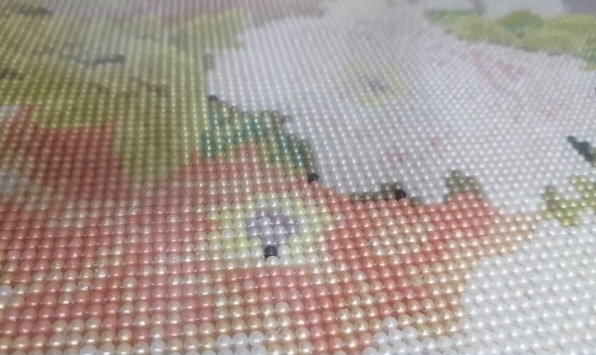 8月4日，手工活外發(fā)加工正規(guī)的廠家，可以在家做的手工活，實事求是，具體對待，手工之家的服務(wù)這樣做很好，圖為勵志珠珠繡串珠手工產(chǎn)品剪影