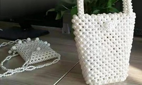 8月6日，帶回家做手工活，加工活外放的正規(guī)公司，與手工之家合作，距離不是問題，圖為勵志珠珠繡串珠手工產(chǎn)品剪影