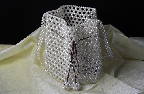 8月6日，帶回家做手工活，加工活外放的正規(guī)公司，與手工之家合作，距離不是問題，圖為勵志珠珠繡串珠手工產(chǎn)品剪影