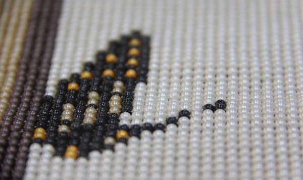 8月7日，純手工活外發(fā)，網(wǎng)上接手工活的平臺，創(chuàng)新銷售方式是手工之家在加工和銷售協(xié)同發(fā)展的持續(xù)努力，圖為勵志珠珠繡串珠手工產(chǎn)品剪影