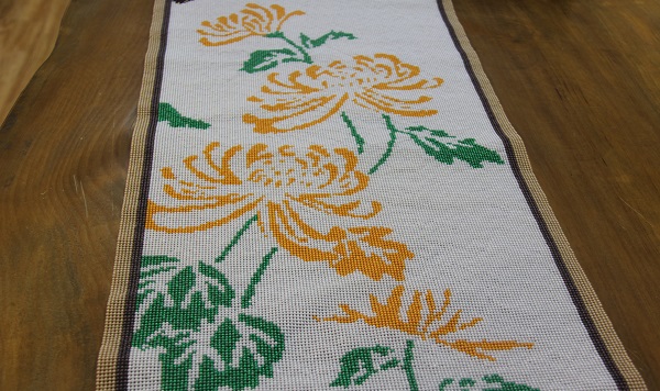 8月7日，純手工活外發(fā)，網(wǎng)上接手工活的平臺，創(chuàng)新銷售方式是手工之家在加工和銷售協(xié)同發(fā)展的持續(xù)努力，圖為勵志珠珠繡串珠手工產(chǎn)品剪影