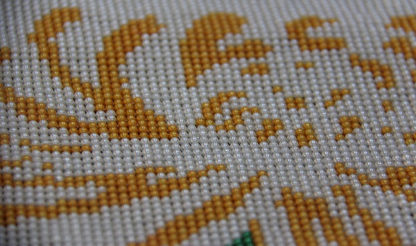 8月7日，純手工活外發(fā)，網(wǎng)上接手工活的平臺，創(chuàng)新銷售方式是手工之家在加工和銷售協(xié)同發(fā)展的持續(xù)努力，圖為勵志珠珠繡串珠手工產(chǎn)品剪影