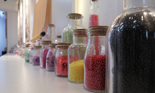 8月9日，接手工活訂單的平臺(tái)，手工活加工，簽訂正規(guī)合同，這個(gè)十多年的手工企業(yè)就是手工之家，圖為勵(lì)志珠珠繡手工所用繡珠剪影(圖1)