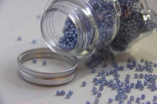 8月9日，接手工活訂單的平臺(tái)，手工活加工，簽訂正規(guī)合同，這個(gè)十多年的手工企業(yè)就是手工之家，圖為勵(lì)志珠珠繡手工所用繡珠剪影(圖3)