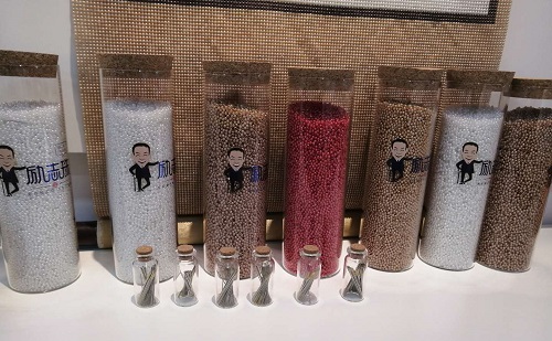 8月9日，接手工活訂單的平臺(tái)，手工活加工，簽訂正規(guī)合同，這個(gè)十多年的手工企業(yè)就是手工之家，圖為勵(lì)志珠珠繡手工所用繡珠剪影(圖4)