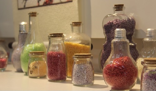 8月9日，接手工活訂單的平臺(tái)，手工活加工，簽訂正規(guī)合同，這個(gè)十多年的手工企業(yè)就是手工之家，圖為勵(lì)志珠珠繡手工所用繡珠剪影(圖2)