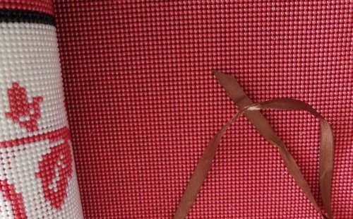 8月10日，正規(guī)手工活平臺(tái)，正規(guī)手工活大批量外發(fā)加工，要找好驗(yàn)收、加工費(fèi)結(jié)算好的手工之家，圖為勵(lì)志珠珠繡手工產(chǎn)品細(xì)節(jié)剪影