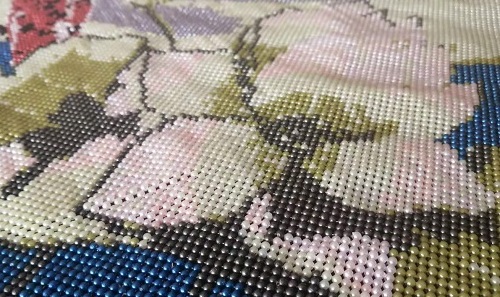 8月11日，手工活外發(fā)加工正規(guī)的廠家，在家做手工，重視產(chǎn)品研發(fā)設(shè)計(jì)是手工之家不斷向前的重要?jiǎng)恿?，圖為勵(lì)志珠珠繡串珠手工產(chǎn)品剪影