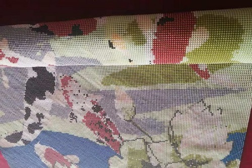 8月11日，手工活外發(fā)加工正規(guī)的廠家，在家做手工，重視產(chǎn)品研發(fā)設(shè)計(jì)是手工之家不斷向前的重要?jiǎng)恿?，圖為勵(lì)志珠珠繡串珠手工產(chǎn)品剪影