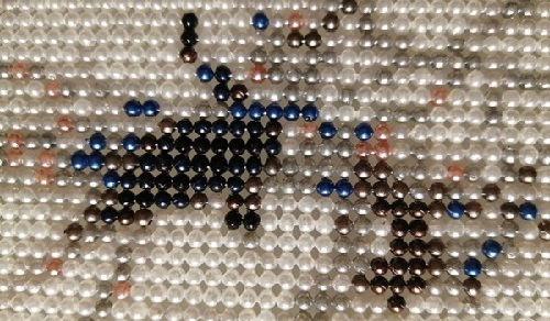 8月13日，手工活拿回家做，手工活接單平臺，影響加工人員收入的因素，在手工之家都有好的解決方法，圖為勵志珠珠繡手工產(chǎn)品細節(jié)剪影