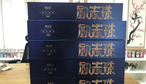 8月14日，拿回家做的手工活，手工兼職招聘帶回家做，努力了才會有收獲，手工之家與加工人員一直都在進步和成長，圖為勵志珠珠繡手工產(chǎn)品一款外包裝剪影