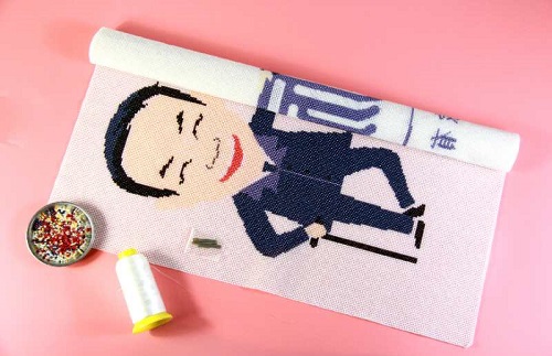 8月16日，農(nóng)村手工活加工項(xiàng)目，在家做手工，注意了這些事，做手工活掙錢就會選對手工企業(yè)，圖為手工之家的勵志珠珠繡手工產(chǎn)品細(xì)節(jié)剪影