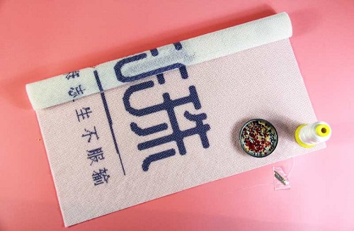 8月16日，農(nóng)村手工活加工項(xiàng)目，在家做手工，注意了這些事，做手工活掙錢就會選對手工企業(yè)，圖為手工之家的勵志珠珠繡手工產(chǎn)品細(xì)節(jié)剪影