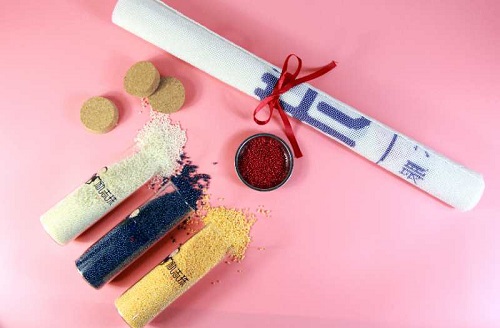 8月16日，農(nóng)村手工活加工項(xiàng)目，在家做手工，注意了這些事，做手工活掙錢就會選對手工企業(yè)，圖為手工之家的勵志珠珠繡手工產(chǎn)品細(xì)節(jié)剪影