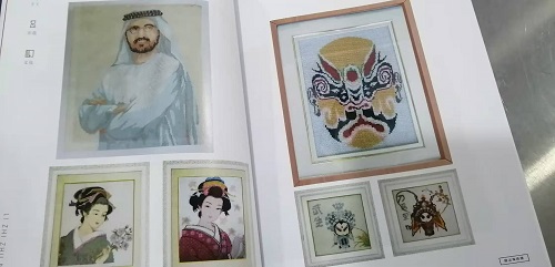 8月17日，純手工活外發(fā)加工，在家做手工活，善于總結(jié)、善于學(xué)習(xí)、善于創(chuàng)新，手工之家與加工人員攜手前行，圖為勵志珠珠繡手工產(chǎn)品手冊剪影