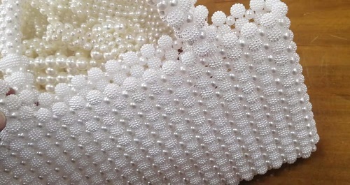 8月18日，手工外發(fā)加工網(wǎng)，正規(guī)手工活大批量外發(fā)加工，不一樣的情況，手工之家會(huì)具體做好服務(wù)和對(duì)待，圖為勵(lì)志珠珠繡串珠手工產(chǎn)品剪影