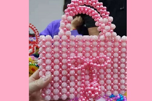 8月18日，手工外發(fā)加工網(wǎng)，正規(guī)手工活大批量外發(fā)加工，不一樣的情況，手工之家會(huì)具體做好服務(wù)和對(duì)待，圖為勵(lì)志珠珠繡串珠手工產(chǎn)品剪影