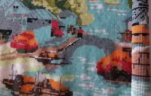 8月19日，網(wǎng)上接手工活的平臺(tái)，可靠的手工活外發(fā)，能不能在家做手工活掙錢(qián)，要看合作的手工企業(yè)和外發(fā)手工活，圖為手工之家勵(lì)志珠珠繡手工產(chǎn)品細(xì)節(jié)剪影