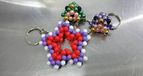 8月20日，想接正規(guī)廠家的手工活，正規(guī)純手工活外發(fā)，做手工活掙錢與否，主要看合作以后的服務，圖為手工之家勵志珠珠繡串珠手工產(chǎn)品剪影