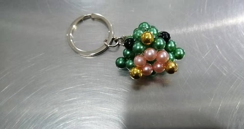 8月20日，想接正規(guī)廠家的手工活，正規(guī)純手工活外發(fā)，做手工活掙錢與否，主要看合作以后的服務，圖為手工之家勵志珠珠繡串珠手工產(chǎn)品剪影