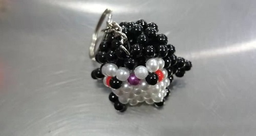 8月20日，想接正規(guī)廠家的手工活，正規(guī)純手工活外發(fā)，做手工活掙錢與否，主要看合作以后的服務，圖為手工之家勵志珠珠繡串珠手工產(chǎn)品剪影