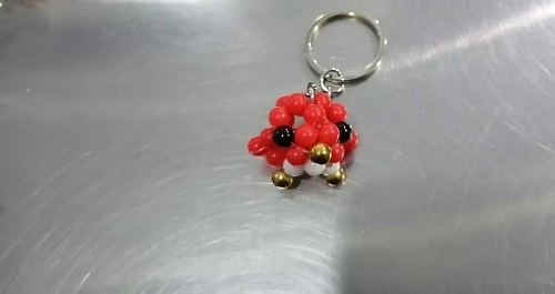 8月20日，想接正規(guī)廠家的手工活，正規(guī)純手工活外發(fā)，做手工活掙錢與否，主要看合作以后的服務，圖為手工之家勵志珠珠繡串珠手工產(chǎn)品剪影