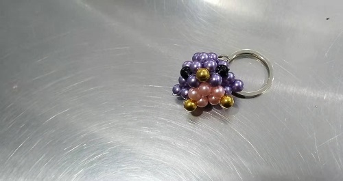 8月20日，想接正規(guī)廠家的手工活，正規(guī)純手工活外發(fā)，做手工活掙錢與否，主要看合作以后的服務，圖為手工之家勵志珠珠繡串珠手工產(chǎn)品剪影