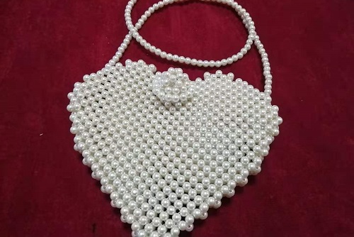 8月21日，在家兼職手工活，手工活外發(fā)，手工之家為什么要這樣結(jié)算加工費(fèi)，看看發(fā)展史就知道，圖為勵(lì)志珠珠繡串珠手工產(chǎn)品剪影