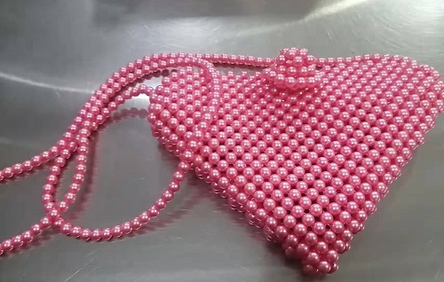 8月21日，在家兼職手工活，手工活外發(fā)，手工之家為什么要這樣結(jié)算加工費(fèi)，看看發(fā)展史就知道，圖為勵(lì)志珠珠繡串珠手工產(chǎn)品剪影